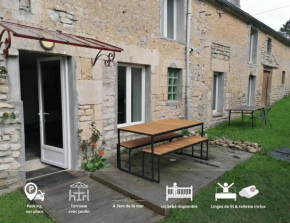 Maison renovee en pierres séjour spacieux avec jardin et terrasse aménagée près Omaha beach & Bayeux à 5mn de la mer tous commerces